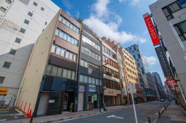 Tokyo Metropolitan Yolu 430 'daki modern ticari bina 615 no' lu güzergahta, Chuo, Tokyo, Japonya 'da, 6 no' lu Ginza yakınlarında.. 