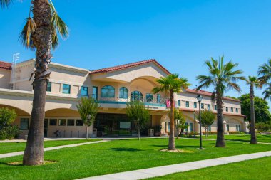 Victor B & Julia Botto Vari Hall, Santa Clara Üniversitesi 'nde İspanyol Uyanışı stiliyle, Santa Clara, California CA, ABD. 