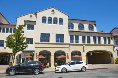 Palo Alto 'nun tarihi şehir merkezindeki Ramona Caddesi' ndeki tarihi ticari binalar, Kaliforniya CA, ABD. 