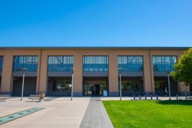 Cupertino Kütüphanesi Torre Bulvarı 'ndaki Cupertino, California CA, ABD.  