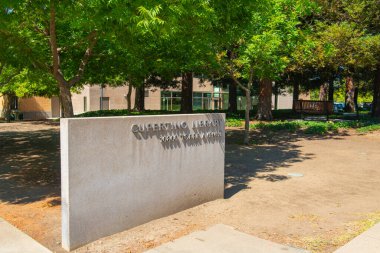 Cupertino Kütüphanesi Torre Bulvarı 'ndaki Cupertino, California CA, ABD.  