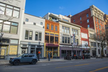 S Ana Cadde 'deki tarihi ticari binalar W Huron Caddesi ile W Washington Caddesi arasındaki tarihi şehir Ann Arbor, Michigan MI, ABD. 