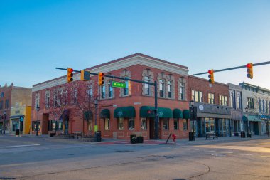 W Main Caddesi 'ndeki tarihi ticari bina N Center Caddesi' nde Northville, Michigan MI, ABD 'nin tarihi şehir merkezinde.. 