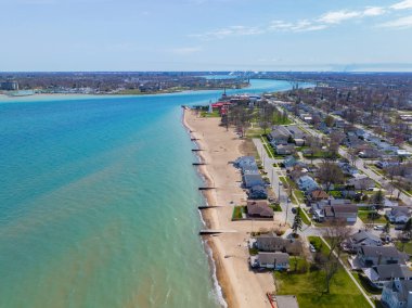 Fort Gratiot Deniz Feneri hava manzarası Huron Gölü 'nden St. Clair Nehri' nin girişinde, ABD 'nin Michigan MI, Port Huron kentindeki Blue Water Köprüsü' nde.. 