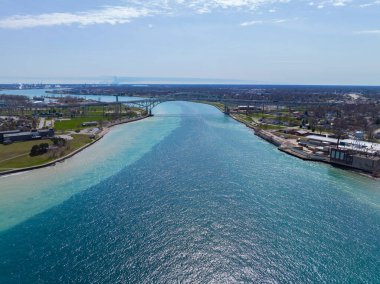 Blue Water Bridge, Port Huron, Michigan, ABD (sağda) ve Point Edward, Ontario, Kanada 'yı (solda) bağlayan uluslararası bir köprüdür.). 