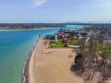 Fort Gratiot Deniz Feneri hava manzarası Huron Gölü 'nden St. Clair Nehri' nin girişinde, ABD 'nin Michigan MI, Port Huron kentindeki Blue Water Köprüsü' nde.. 