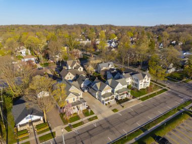 ABD 'nin Michigan MI, Northville şehrinin tarihi şehir merkezinde, Wing Caddesi yakınlarındaki tarihi yerleşim yeri manzarası. 