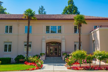 Delia L. Walsh Hall ile İspanyolca Uyanış stili Santa Clara Üniversitesi, Santa Clara şehri, Kaliforniya CA, ABD. 