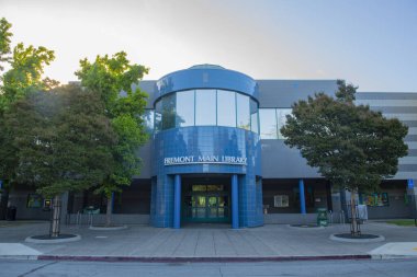Fremont Ana Kütüphanesi, 2400 Stevenson Bulvarı, Kaliforniya 'nın Kaliforniya eyaletinin başkenti Fremont' taki Central Park 'ta.. 