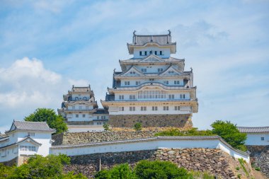 Himeji Kalesi ana binası. Himeji Kalesi, Japonya 'nın Hyogo ilinin tarihi Himeji kentinde bulunan bir Japon kalesidir. UNESCO 'nun Dünya Mirası Bölgesi.. 