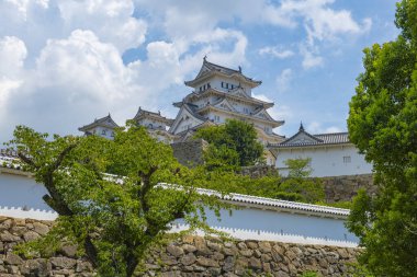 Himeji Kalesi ana binası. Himeji Kalesi, Japonya 'nın Hyogo ilinin tarihi Himeji kentinde bulunan bir Japon kalesidir. UNESCO 'nun Dünya Mirası Bölgesi.. 