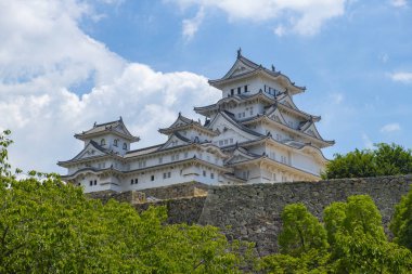 Himeji Kalesi ana binası. Himeji Kalesi, Japonya 'nın Hyogo ilinin tarihi Himeji kentinde bulunan bir Japon kalesidir. UNESCO 'nun Dünya Mirası Bölgesi.. 