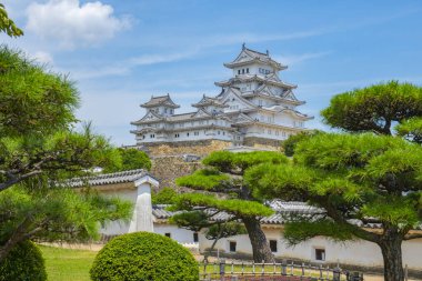 Himeji Kalesi ana binası. Himeji Kalesi, Japonya 'nın Hyogo ilinin tarihi Himeji kentinde bulunan bir Japon kalesidir. UNESCO 'nun Dünya Mirası Bölgesi.. 