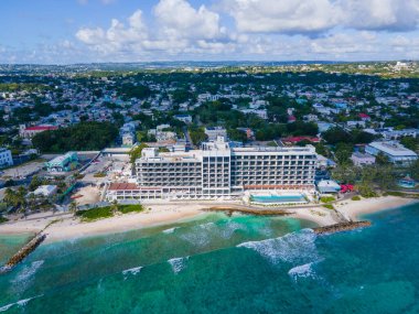 Hastings, Christ Church, Barbados 'daki Güney Sahili' ndeki Indigo Oteli hava manzarası.. 
