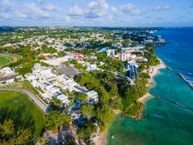 Savannah Beach Club ve Sugar Bay Barbados 'un Bridgetown, Saint Michael, Barbados' daki South Coast hava manzarası..