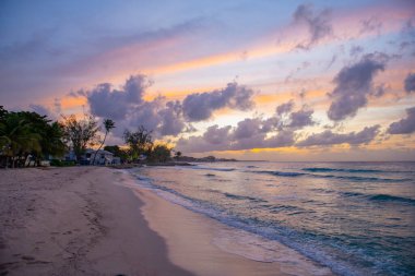Hastings Plajı, gün doğumunda Hastings Rocks Park 'ta alacakaranlıkla birlikte Hastings, Christ Church, Barbados köyünde..