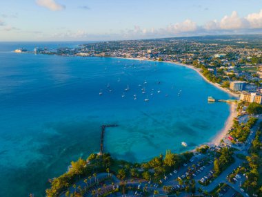 Gün batımında Bridgetown, Saint Michael, Barbados 'taki Carlisle Bay' de Pebbles Beach hava manzarası. Bu sahil Bridgetown ve Garrison UNESCO Dünya Mirası Alanına ait..