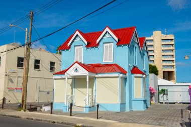 Bridgetown, Barbados 'un tarihi şehir merkezindeki St. Michael Row' daki tarihi konut binası. Tarihi Bridgetown ve Garnizonu 2011 yılından bu yana UNESCO 'nun Dünya Mirasları Alanıdır..