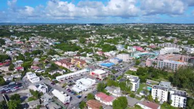 Rockley Sahili ve Accra Plajı Oteli. Barbados 'taki Hastings kasabasının güney kıyısında hava manzaralı..