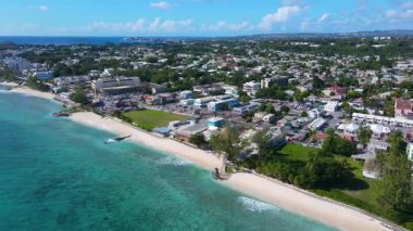 Hastings Sahili ve Rockley Sahili hava manzarası Hastings, Christ Church, Barbados 'daki Hastings Rocks Parkı' nda..
