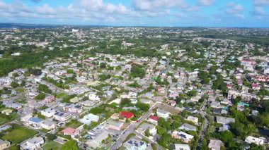 Hastings yerleşim bölgesi ve Hastings Sahili hava manzaralı Hastings köyü, Christ Church, Barbados.