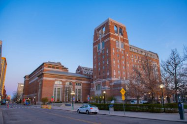 Michigan Üniversitesi, Ann Arbor, Michigan MI, ABD 'deki 105 S State Caddesi' ndeki North Quadrangle Konutları ve Akademik Kompleksi.