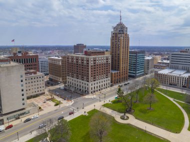 Michigan State Capitol hava görüntüsü Michigan Bulvarı sonunda Boji Tower, Lansing, Michigan MI, ABD.