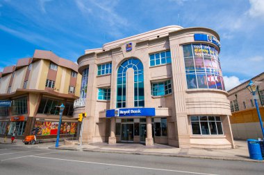 Barbados, Bridgetown 'un tarihi şehir merkezinde, Broad Caddesi' ndeki Royal Bank. Tarihi Bridgetown ve Garnizonu UNESCO 'nun Dünya Mirası Bölgesi.