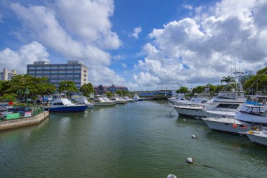 Yatlar tarihi şehir merkezi Bridgetown, Barbados 'taki Careenage' a (Anayasa Nehri) demirlemişti. Tarihi Bridgetown ve Garnizonu UNESCO 'nun Dünya Mirası Bölgesi.