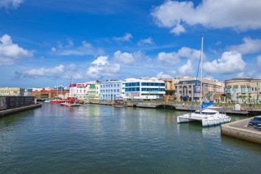 Bridgetown, Barbados 'un tarihi şehir merkezinde Wharf Yolu' nun önünde bulunan katamaran gemisiyle Careenage (Anayasa Nehri) kıyısı. Tarihi Bridgetown ve Garnizonu UNESCO 'nun Dünya Mirası Bölgesi.