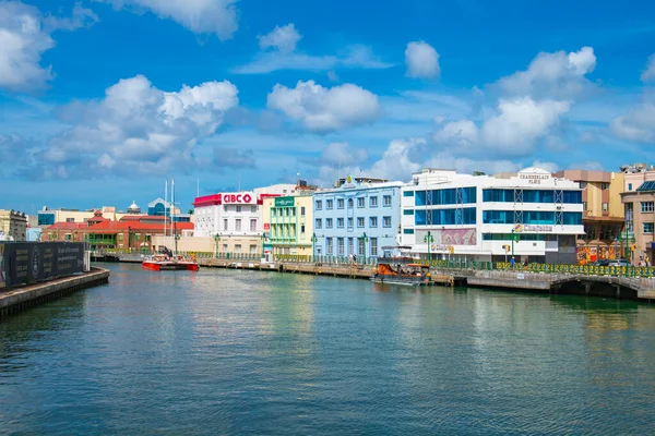 Bridgetown, Barbados 'un tarihi şehir merkezinde Wharf Yolu' nun önünde bulunan katamaran gemisiyle Careenage (Anayasa Nehri) kıyısı. Tarihi Bridgetown ve Garnizonu UNESCO 'nun Dünya Mirası Bölgesi.