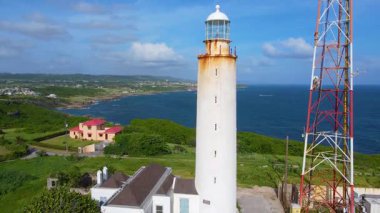 Marley Vale, Saint Philip, Barbados 'un tarihi köyünde Ragged Point Deniz Feneri manzarası.