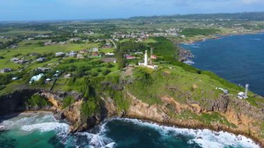 Marley Vale, Saint Philip, Barbados 'un tarihi köyünde Ragged Point Deniz Feneri manzarası.