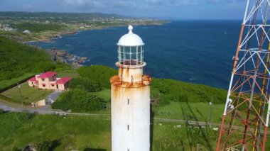 Marley Vale, Saint Philip, Barbados 'un tarihi köyünde Ragged Point Deniz Feneri manzarası.