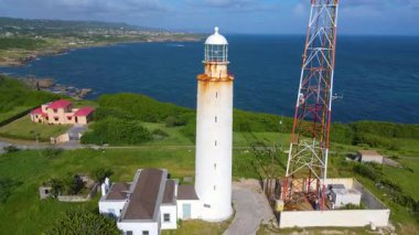 Marley Vale, Saint Philip, Barbados 'un tarihi köyünde Ragged Point Deniz Feneri manzarası.