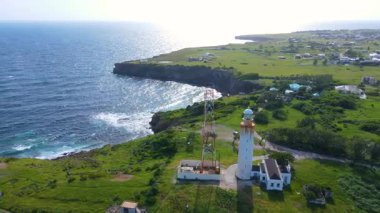 Marley Vale, Saint Philip, Barbados 'un tarihi köyünde Ragged Point Deniz Feneri manzarası.