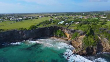 Marley Vale, Saint Philip, Barbados 'un tarihi köyünde Ragged Point Deniz Feneri manzarası.