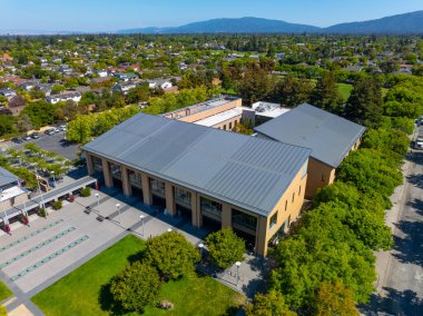 Cupertino Kütüphanesi 'nin hava görüntüsü Torre Bulvarı' nda Cupertino, California CA, ABD.