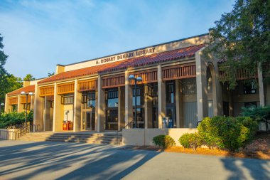A. Robert Dehart Kütüphanesi De Anza Koleji Cupertino, California CA, ABD.