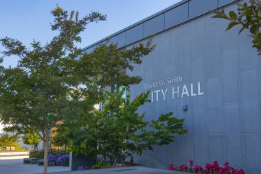 Newark Belediye Binası (David W. Smith Belediye Binası) Newark Şehir Merkezi 'nde 37101 Newark Bulvarı, Kaliforniya CA, ABD.