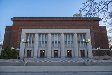 Michigan Üniversitesi, Ann Arbor, Michigan MI, ABD 'deki 825 N Üniversitesi Konferans Salonu.