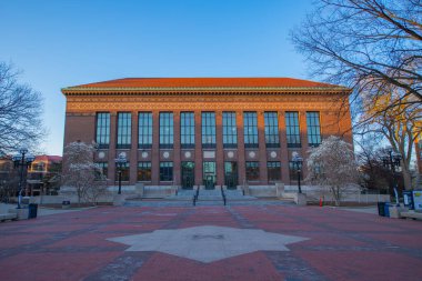 Michigan Üniversitesi, Michigan Üniversitesi, Ann Arbor, Michigan MI, ABD 'de 200 Fletcher Caddesi' nde Hatcher Kütüphanesi 'nden mezun oldu..