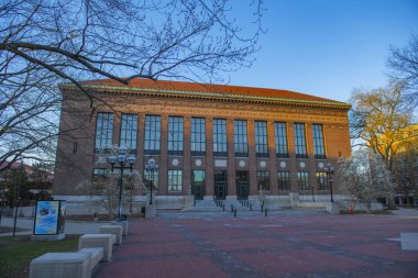 Michigan Üniversitesi, Michigan Üniversitesi, Ann Arbor, Michigan MI, ABD 'de 200 Fletcher Caddesi' nde Hatcher Kütüphanesi 'nden mezun oldu..