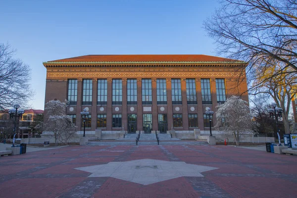 Michigan Üniversitesi, Michigan Üniversitesi, Ann Arbor, Michigan MI, ABD 'de 200 Fletcher Caddesi' nde Hatcher Kütüphanesi 'nden mezun oldu..