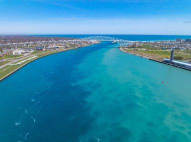 Blue Water Bridge, ABD 'nin Michigan eyaletinin Port Huron kenti ile Kanada' nın Ontario kentini birbirine bağlayan uluslararası köprü.).