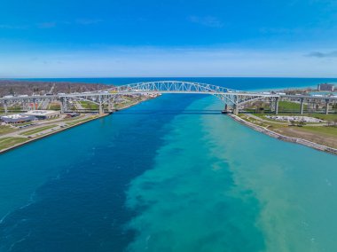 Blue Water Bridge, ABD 'nin Michigan eyaletinin Port Huron kenti ile Kanada' nın Ontario kentini birbirine bağlayan uluslararası köprü.).