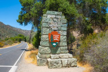 Pinnacles Ulusal Parkı 'nın giriş işareti. Bu ulusal park Salinas Vadisi 'nin doğusunda San Benito County, Orta Kaliforniya CA, ABD.