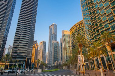 Şeyh Muhammed bin Rashid Bulvarı. Uzakta Forte Tower var. Burç Halife bölgesinde, Dubai şehir merkezinde..