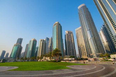 Burj Khalifa bölgesindeki Burj Parkı 'ndaki Emaar' ın modern yüksek katlı apartmanı, Dubai şehir merkezi, BAE.