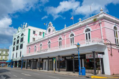 Barbados, Bridgetown 'un tarihi şehir merkezinde Broad Caddesi' ndeki Colonnade alışveriş merkezi. Tarihi Bridgetown ve Garnizonu UNESCO 'nun Dünya Mirası Bölgesi.